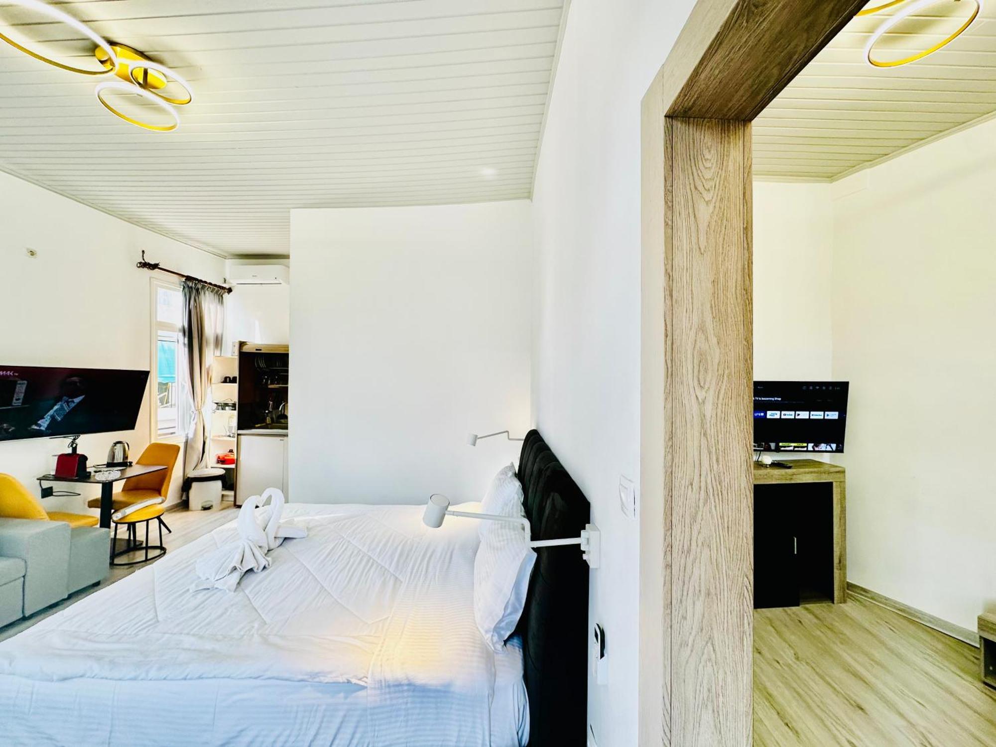 Travelers Luxury Suites, Studios & Apartments Corfu  외부 사진